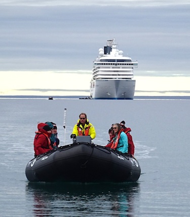 Crystal Serenity passengers arrive by zodiac at Cambridge Bay Aug. 29. (PHOTO BY JANE GEORGE)