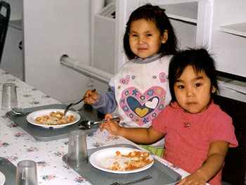 In a photo taken in 1999, children in Kuujjuaraapik eat a healthy meal at a community kitchen set up to combat anemia. Should Nunavut also start big feeding programs for badly-nourished children? The Qanukkanniq report card says yes. (FILE PHOTO)