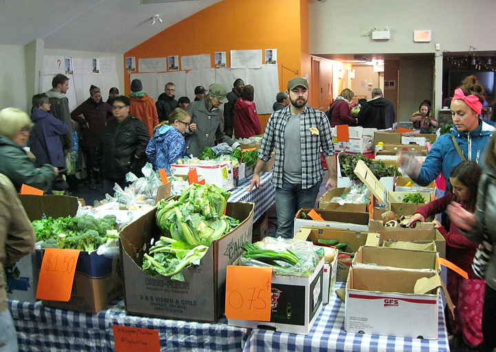 Iqaluit residents got to sample a real farmer’s market at the Francophone Centre, Saturday, Aug. 30, featuring fresh vegetables, fruit and cheeses from southwestern Quebec and eastern Ontario. Organizers hope to offer fresh food from the peak growing season through a purchasers' co-op. Long line-ups outside the centre proved demand for fresh produce in the Nunavut capital is high, said Michel Potvin of the co-op group. In less than two hours, Iqalummiut bought up 700 kilograms of produce, much of it at prices lower than local supermarkets. Potvin remarked later that the success, “was beyond our wildest dreams.