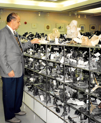 Peter Murdoch inside the FCNQ showroom in Baie d'Urfé, on the West Island of Montreal, in 1992. The veteran HBC clerk and co-op pioneer was named Dec. 26 to the Order of Canada. (PHOTO BY JANE GEORGE)