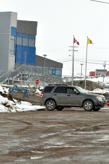 At about noon May 7, a barricade blocks an entrance to the Iqaluit courthouse, which closed on the morning of May 7 but reopened early that afternoon. (PHOTO BY THOMAS ROHNER)