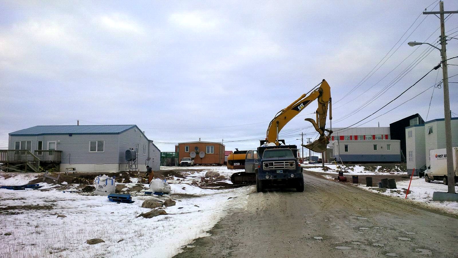 Heavy machinery picks up soil contaminated by a fuel oil spill Sept. 26 in Cambridge Bay. (PHOTO BY JANE GEORGE)