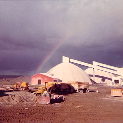 This early 1970s photo shows Asbestos Hill mine site in operation during Nunavik’s summer months. (PHOTO COURTESY OF THE MUSÉE MINÉROLOGIQUE ET MINIER DE THETFORD MINES) 