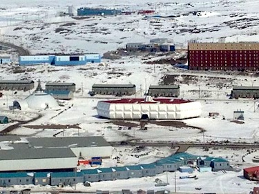 A parents committee says many students at Nakasuk elementary school in Iqaluit — the large white building in the centre of this photo — suffer from food insecurity. (PHOTO FROM YOUCARING.COM)